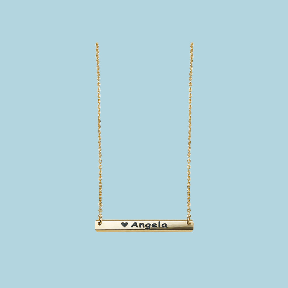 Colar de letras personalizadas com uma palavra gravada em ouro 14K